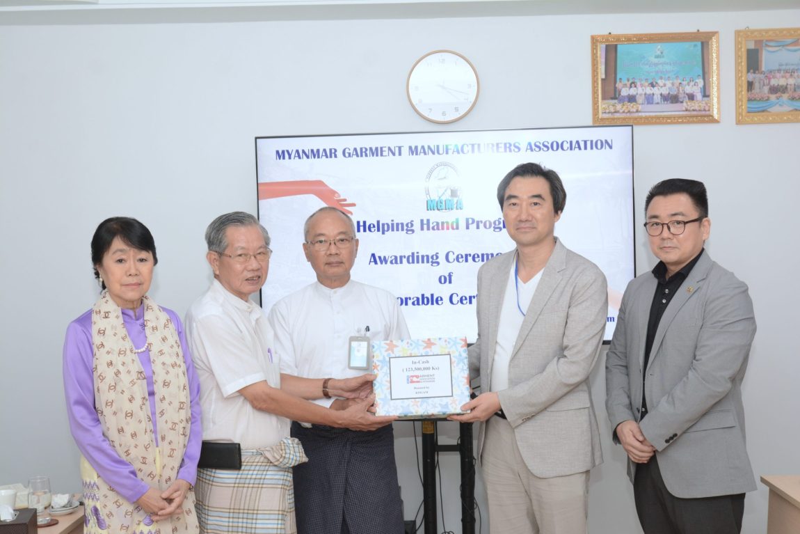 Presenting the Certificate of Honor for Helping Hand Program of MGMA